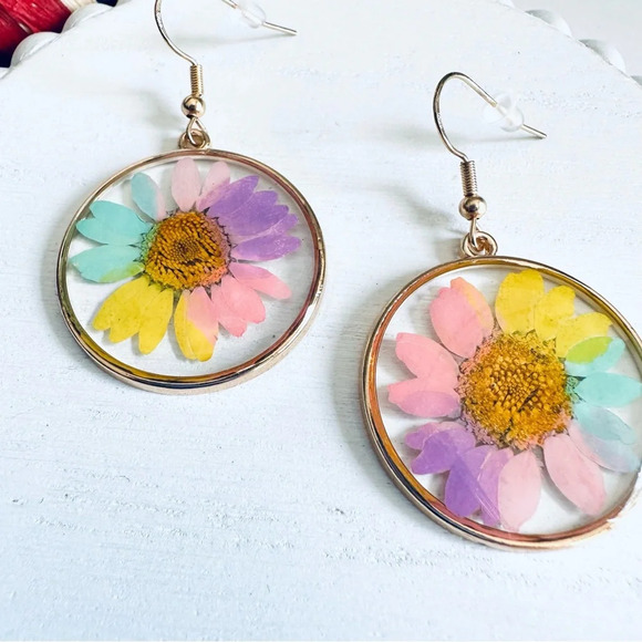 2/$30🌵 Bohemian Pastel Daisy Pressed Flower Earrings Acrylic Boho Gold NEW Gift - Picture 3 of 8